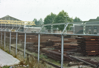 21151 Gezicht op het opslagterrein van de Bovenbouwwerkplaats van de Nederlandse Spoorwegen (2e Daalsedijk 14) te ...